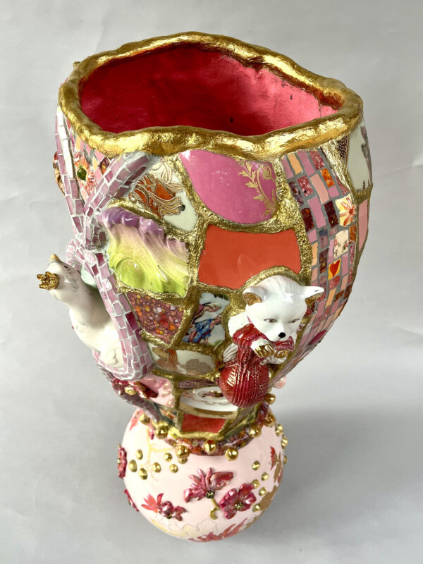 Vaas Marianne den Hartog - Een koninklijk duifzicht Vaas Marianne den Hartog - Een koninklijk duifzicht - De duif kijkt vanaf haar kamerraam bewonderend neer op haar koninkrijk. Ze is bekroond en deelt haar rijkdom met de ogen voor detail. Ze schijnt niet weg van deze extravagante, haast barokke vaas.