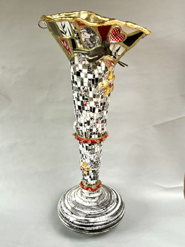 IMG_2632_2000 Eksters op hun best - Vaas Marianne den Hartog - Met 3 gouden vergulde bloemen weergeeft deze vaas van keramiek een galant eksternest