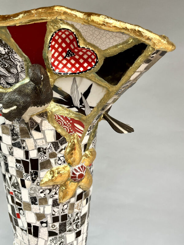 IMG_2633_2000 Eksters op hun best - Vaas Marianne den Hartog - detail gouden bloem