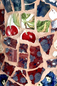 Detail vaas rode kersen – Mozaiek Vaas Marianne den Hartog Detail vaas rode kersen - Mozaiek Vaas Marianne den Hartog