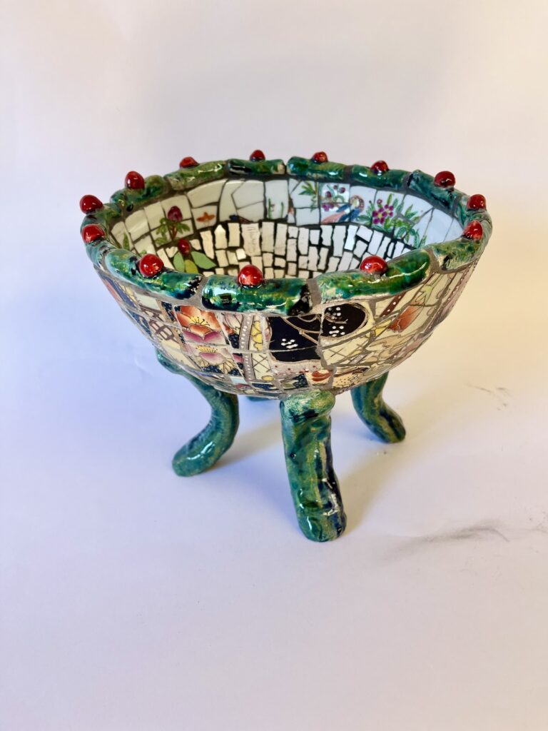 schaal op vier pootjes € 695,- H 22cm B 28cm